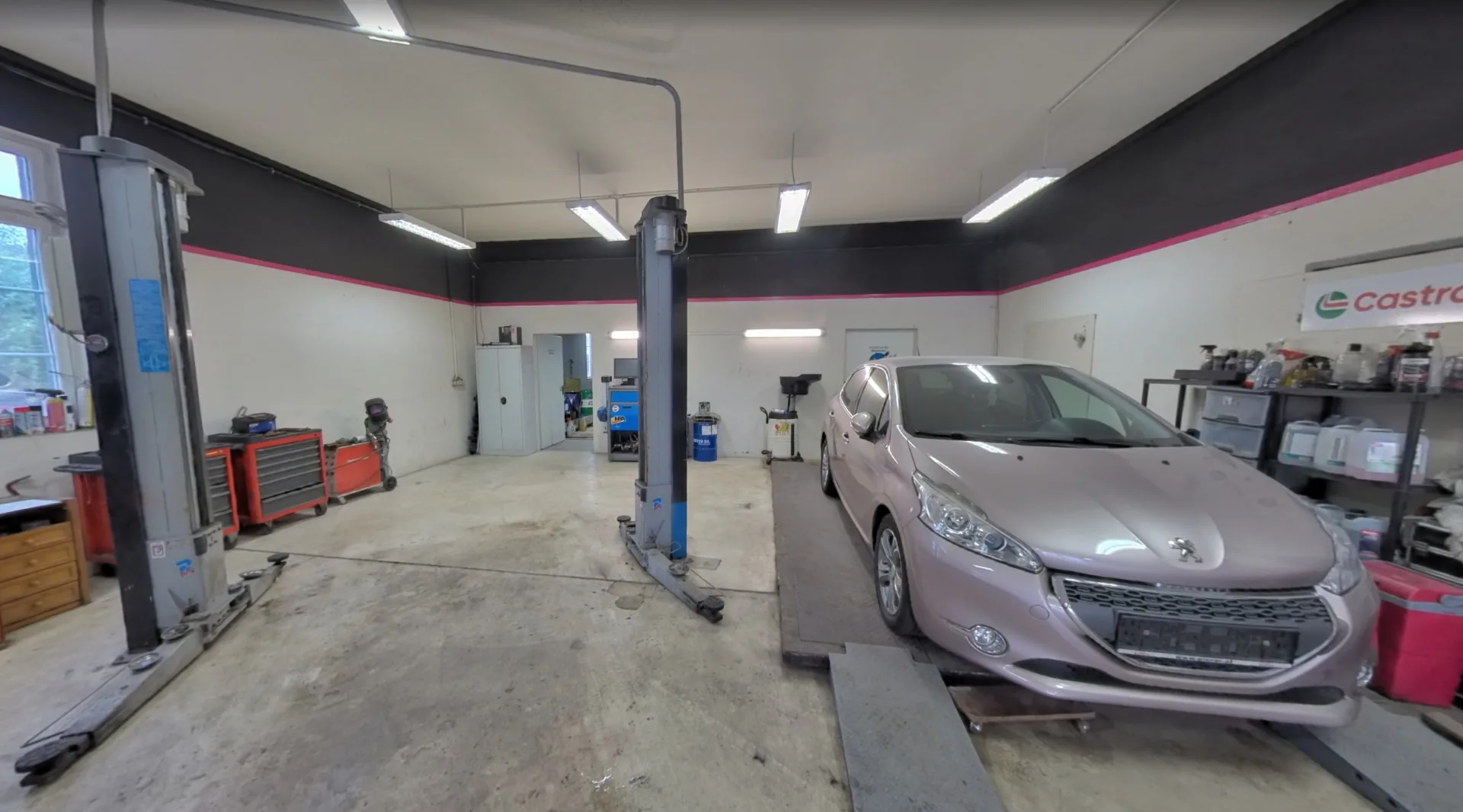 Auto Service Herat Werkstatthalle Innenansicht in Klagenfurt